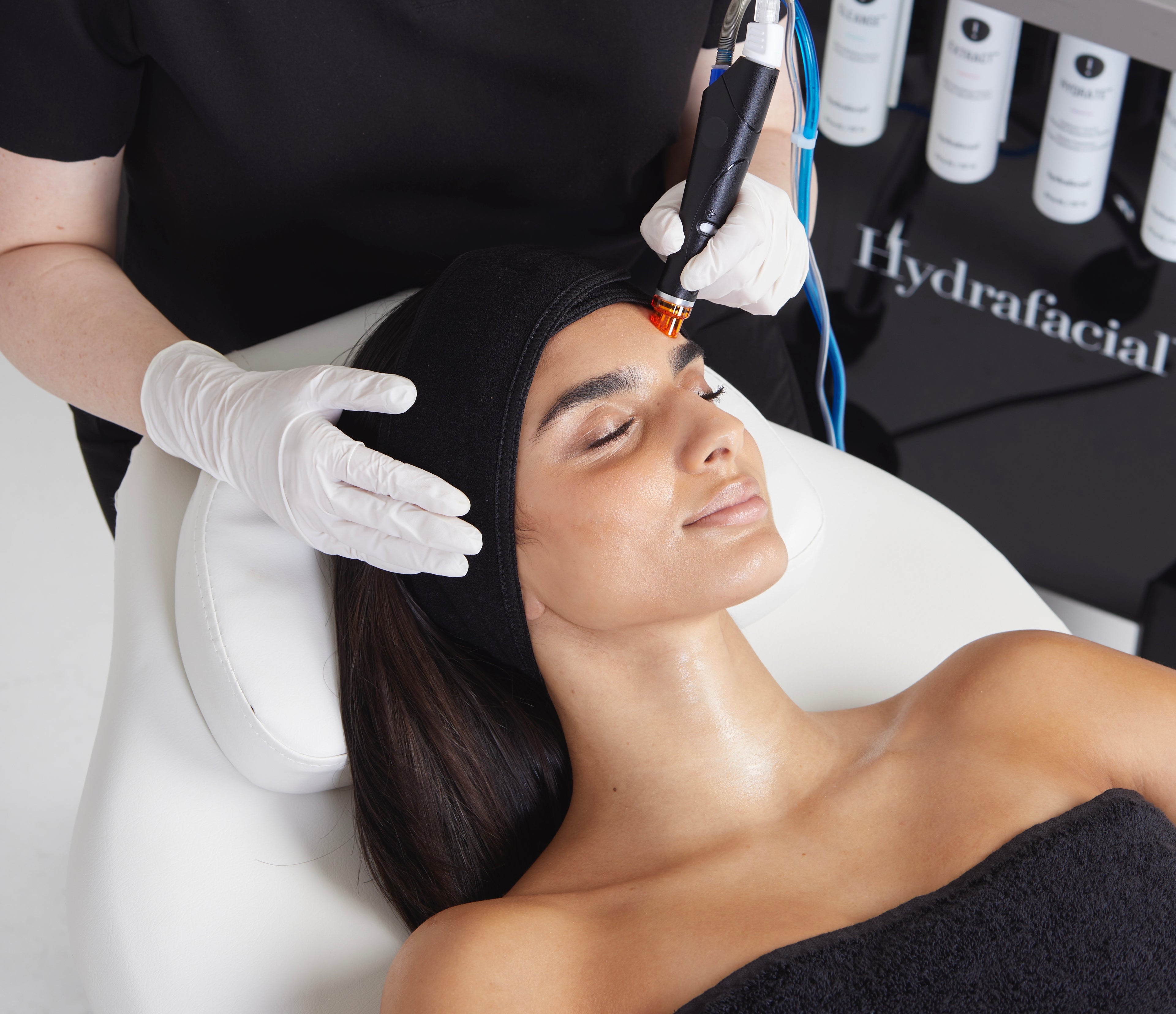 Hydrafacial behandeling bij Lumé Dermal Clinicians in Dordrecht voor huidverbetering en glow